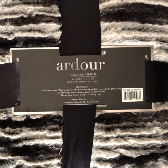 Ardour faux fur blanket